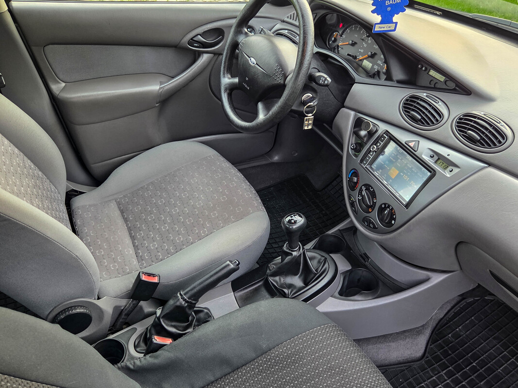 Elbląg Oferuję do sprzedaży auto Ford Focus z 2002 roku – klasyczny sedan z niezawodnym silnikiem benzynowym 1.8