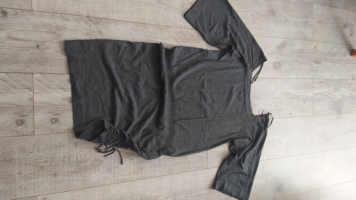 Elbląg 1.Sukienka srebrna Monnari r.38 - 30 zł 2.Luźna sukienka z cekinami NOWA r.38 - 40 zł 3.Luźna sukienka z