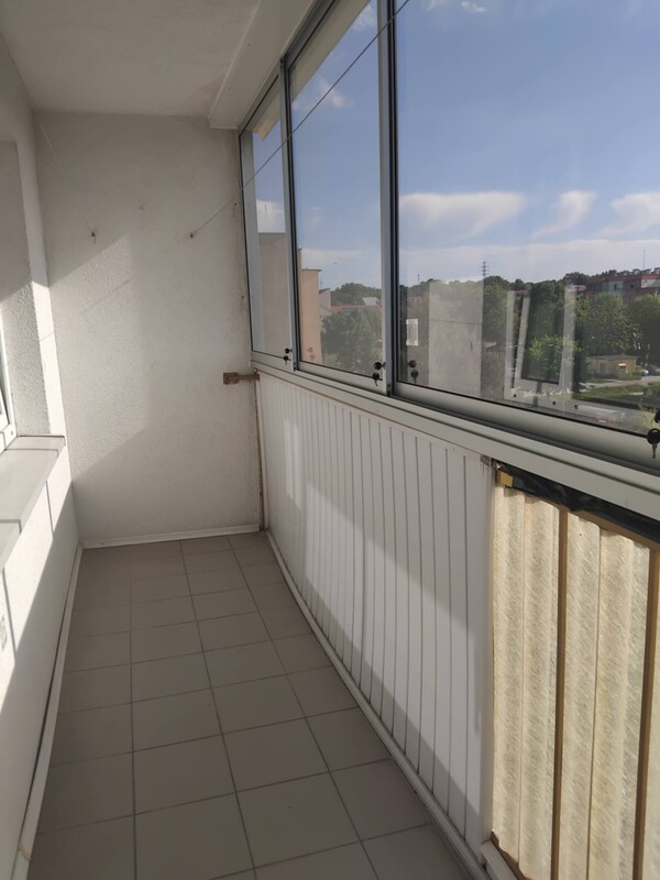 Elbląg Sprzedam Kawalerkę 34m2 z zabudowanym dużym balkonem. Okna PVC. Do lokalu przynależy piwnica