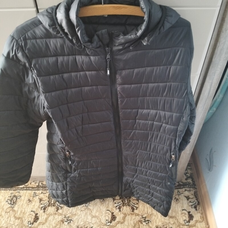 Elbląg Sprzedaję kurtkę przejściową rozmiar 44 kolor ciemno zielony dłuższa. z odpinanym kapturem, kieszenie