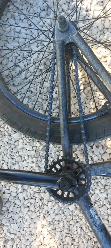 Elbląg Sprzedam rower BMX Kink Curb z 2022 roku w kolorze Matte Brushed Silver. Rower w bardzo dobrym stanie, gotowy do