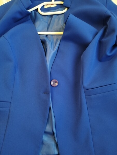 Elbląg Pilnie sprzedam kostium koloru fuksja, spódnica na podszewce, szyta na zamówienie, rozmiar 44..
Do tego są