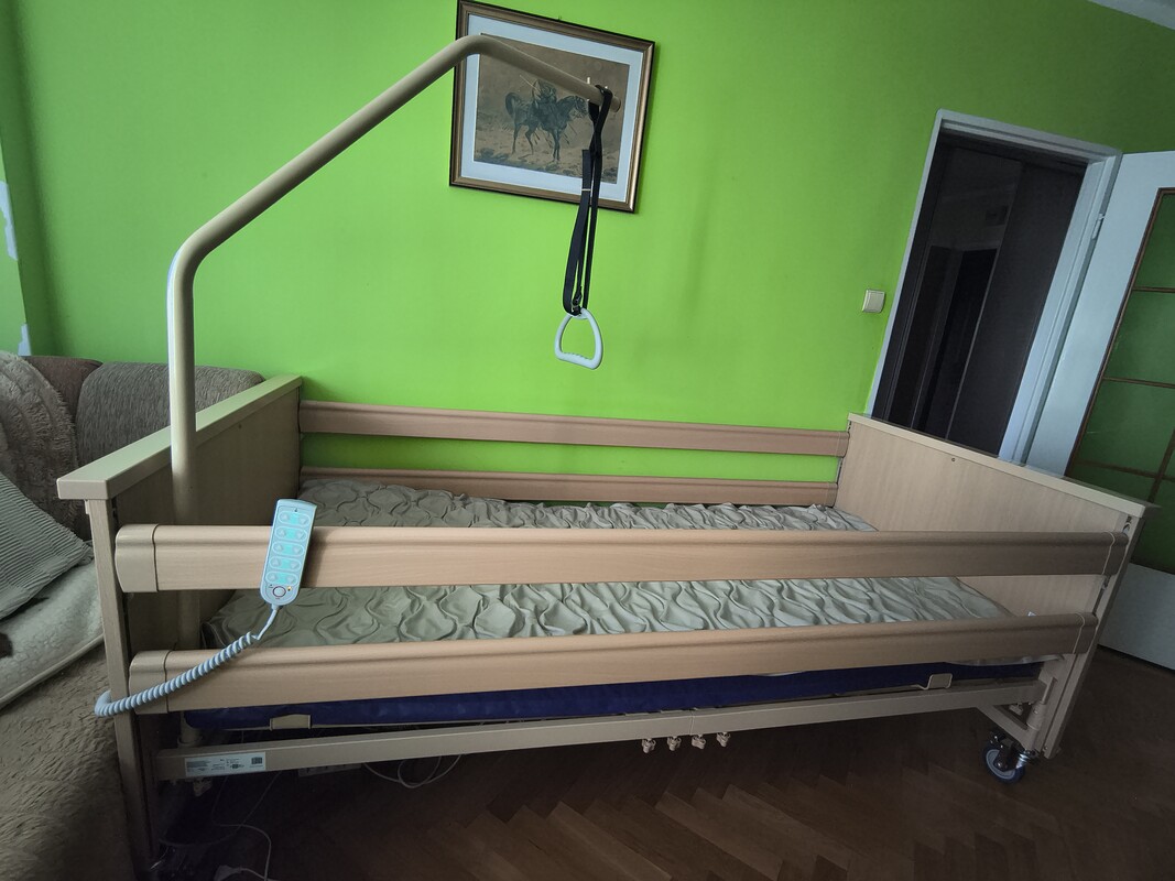 Elbląg Sprzedam łóżko rehabilitacyjne wraz z materacem. Łózko elektryczne, zakupione w styczniu tego roku, na gwarancji.