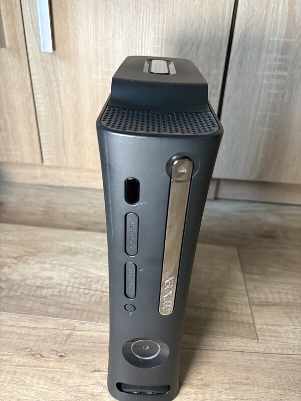 Elbląg Konsola Xbox 360 Sprzedam w pełni sprawną konsolę Xbox 360 w bardzo dobrym stanie, w zestawie z kablami i