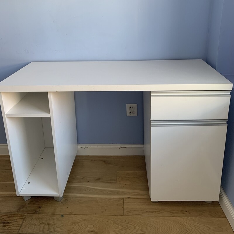 Elbląg Sprzedam meble pokojowe:
-ciemnozielony fotel Ikea 150 zł
-łóżko sosnowe jednoosobowe 200 zł
- biurko