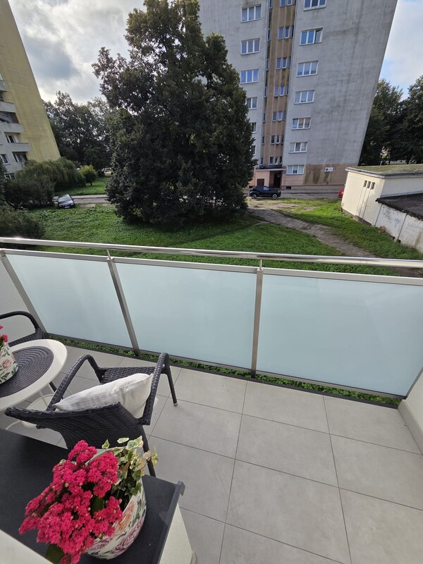 Elbląg Przestronne dwupokojowe mieszkanie na pierwszym piętrze z balkonem i oddzielną kuchnią.