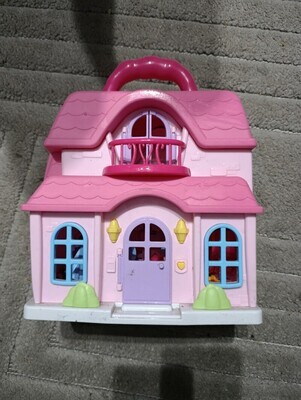 Elbląg Sprzedam rozkładany domek z małymi laleczkami i meblami. Stan bardzo dobry. Kontakt sms