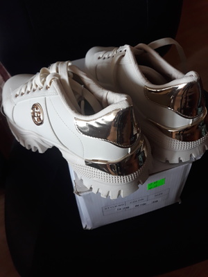 Elbląg Sprzedam nowe adidasy za 30 zł  roz. 39 pantofle wyjściowe za jedną parę 10 zł roz 39 buty sznurowane za 10 zł