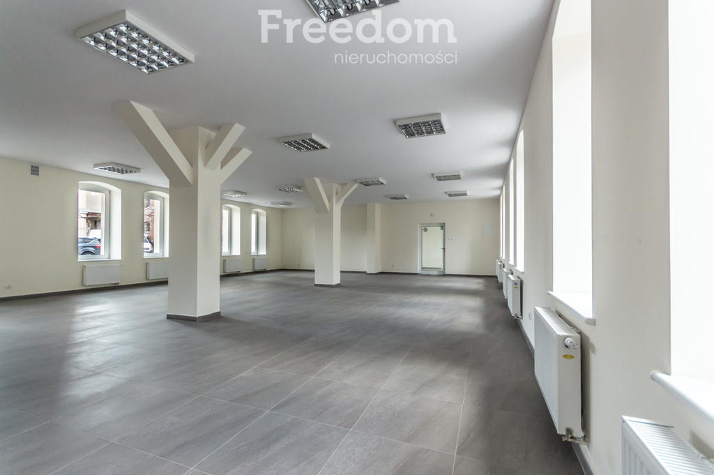 Elbląg FREEDOM NIERUCHOMOŚCIWynajmę lokal użytkowy - Elbląg, Zacisze. Lokal usługowy w centrum Elbląga – przestrzeń dla