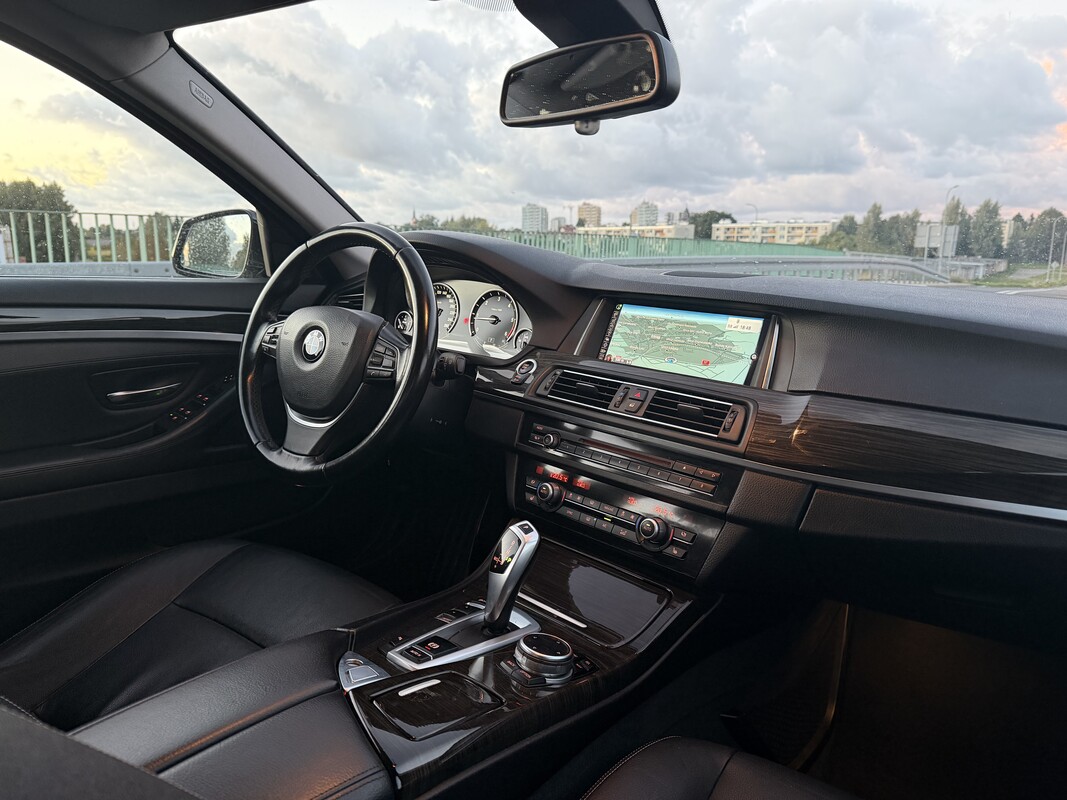 Elbląg BMW Serii 5 F11 520d Luxury Line z 2014 roku, wersja po liftingu, 190 KM, automat.