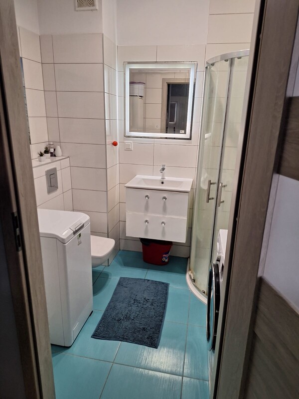 Elbląg Sprzedam mieszkanie 2 pokojowe w centrum Elbląga, dwa balkony, winda, teren ogrodzony, ogłoszenie prywatne.