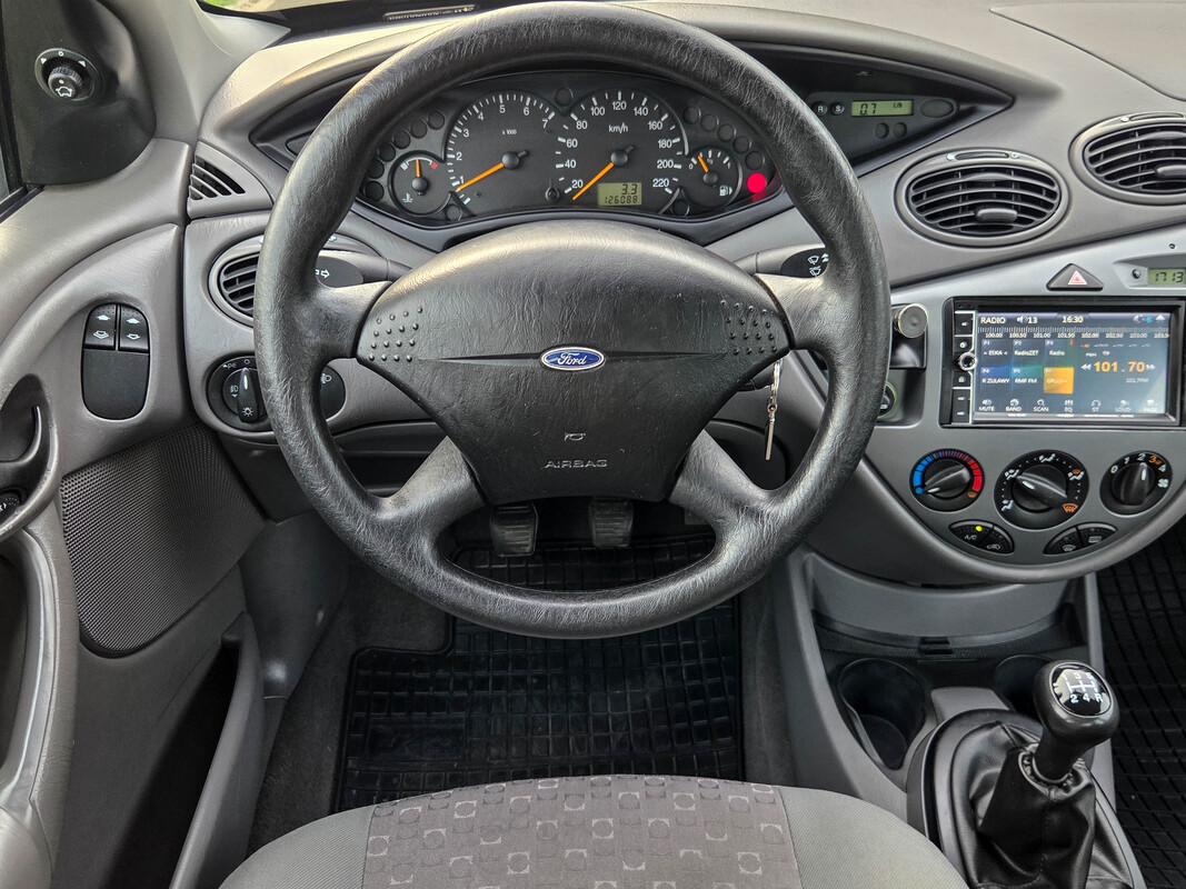 Elbląg Oferuję do sprzedaży auto Ford Focus z 2002 roku – klasyczny sedan z niezawodnym silnikiem benzynowym 1.8