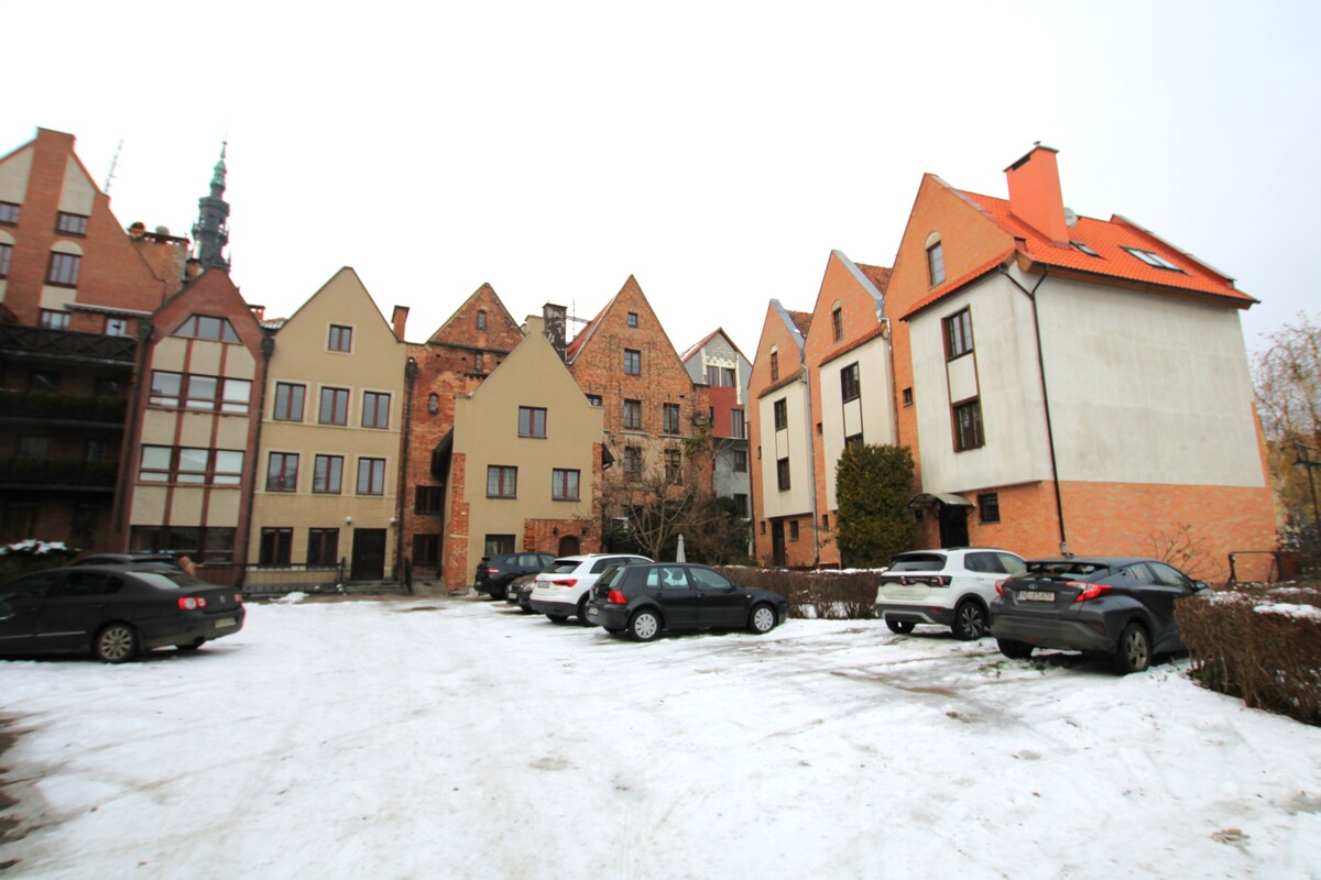 Elbląg NIERUCHOMOŚCI ANNA KRASZEWSKA Klimatyczne mieszkanie na Starym Mieście ul. Kumieli