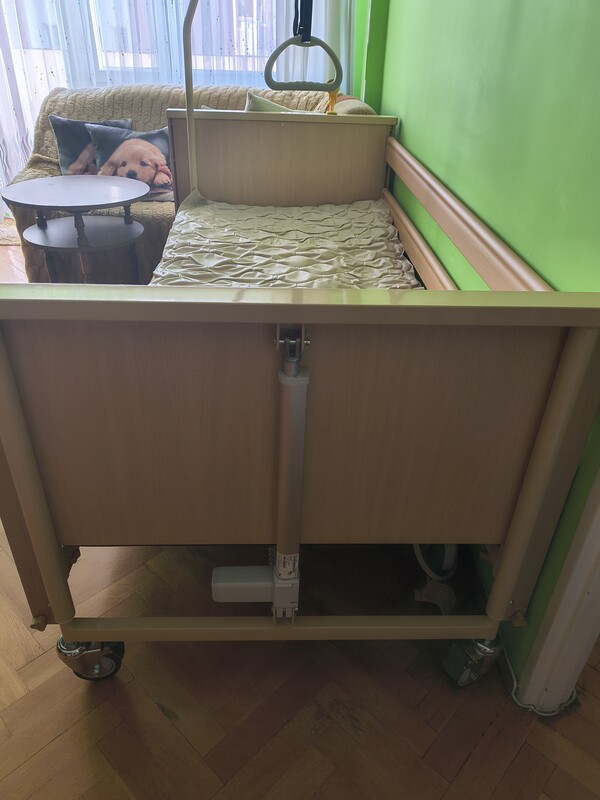 Elbląg Sprzedam łóżko rehabilitacyjne wraz z materacem. Łózko elektryczne, zakupione w styczniu tego roku, na gwarancji.