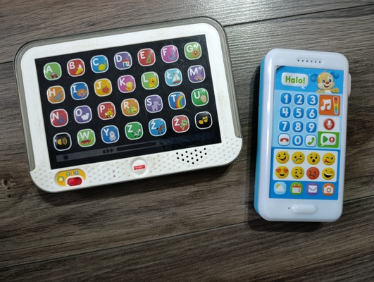 Elbląg Sprzedam edukacyjny tablet i telefon marki Fisher Price. Stan dobry posiadają zarysowania. Wszystko sprawne.