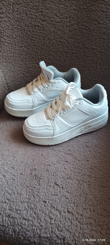 Elbląg Mam do sprzedania; 1.Damskie sneakersy-Skechers Ultra Flex 3.0.Kolor ciemny że srebrną nitką, rozmiar 35.Buty