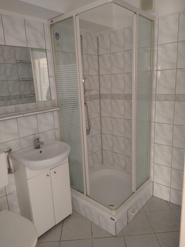 Elbląg 3 pokoje pełne światła z jasnym salonem i balkonem – idealne na wspólny czas i spotkania. To mieszkanie