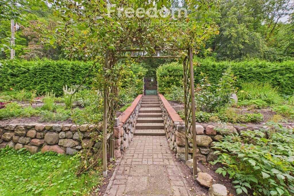 Elbląg FREEDOM NIERUCHOMOŚCISprzedam dom - Frombork, Elbląska. LokalizacjaDom usytuowany jest w cichej, spokojnej