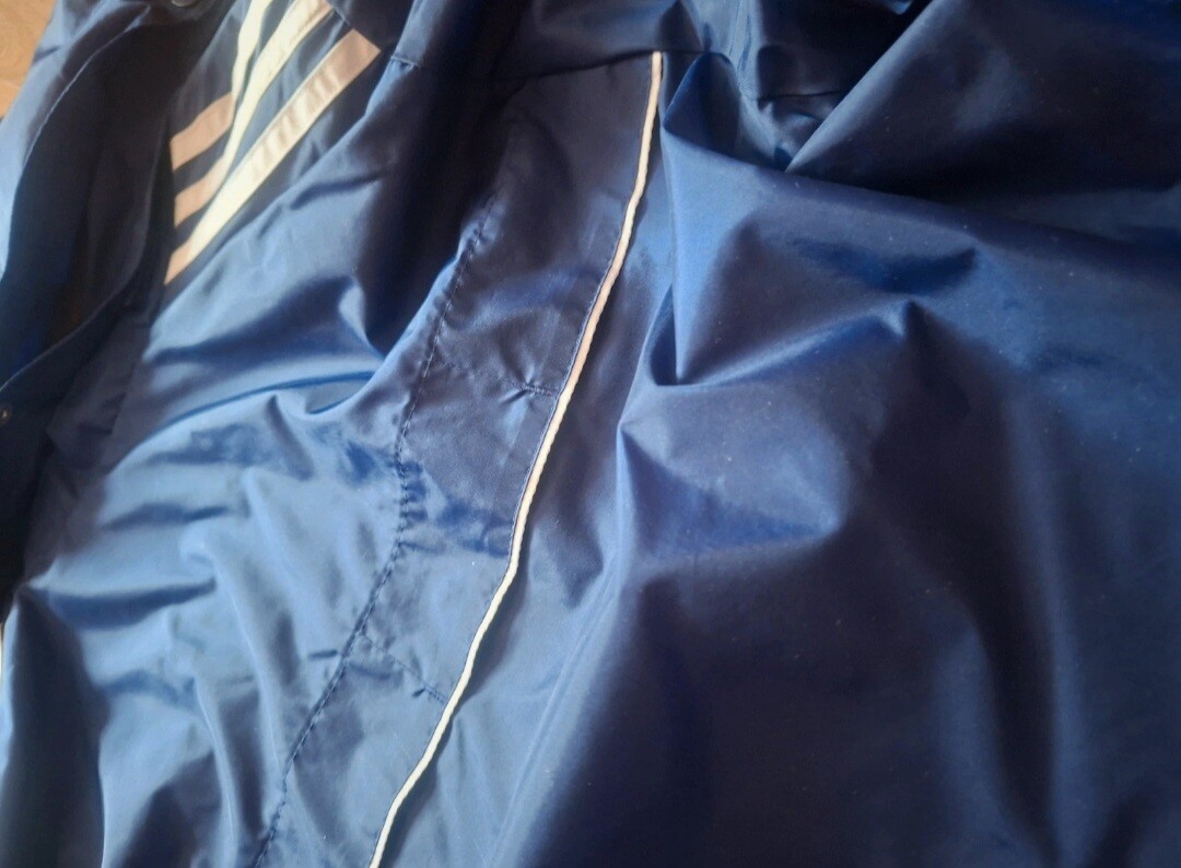 Elbląg Sprzedam kurtkę wiatrówkę 152/158 cm adidas, po moim synu. 
Stan bdb-, syn powycinał długie metki. Zwykłe ślady