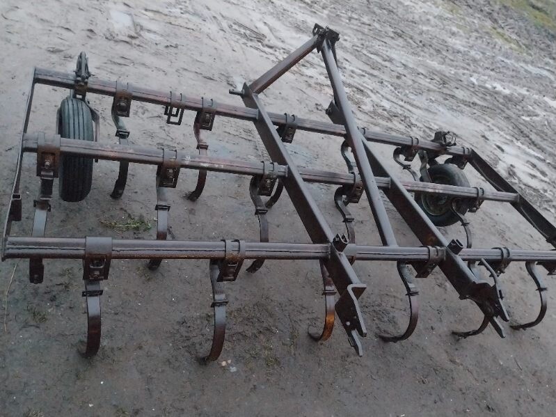 Elbląg Sprzedam:
1) talerzówka Kverneland 380 szer. , robocza, cena 2600 zł;
2) wał daszkowy szer 3m, średnica 60cm,