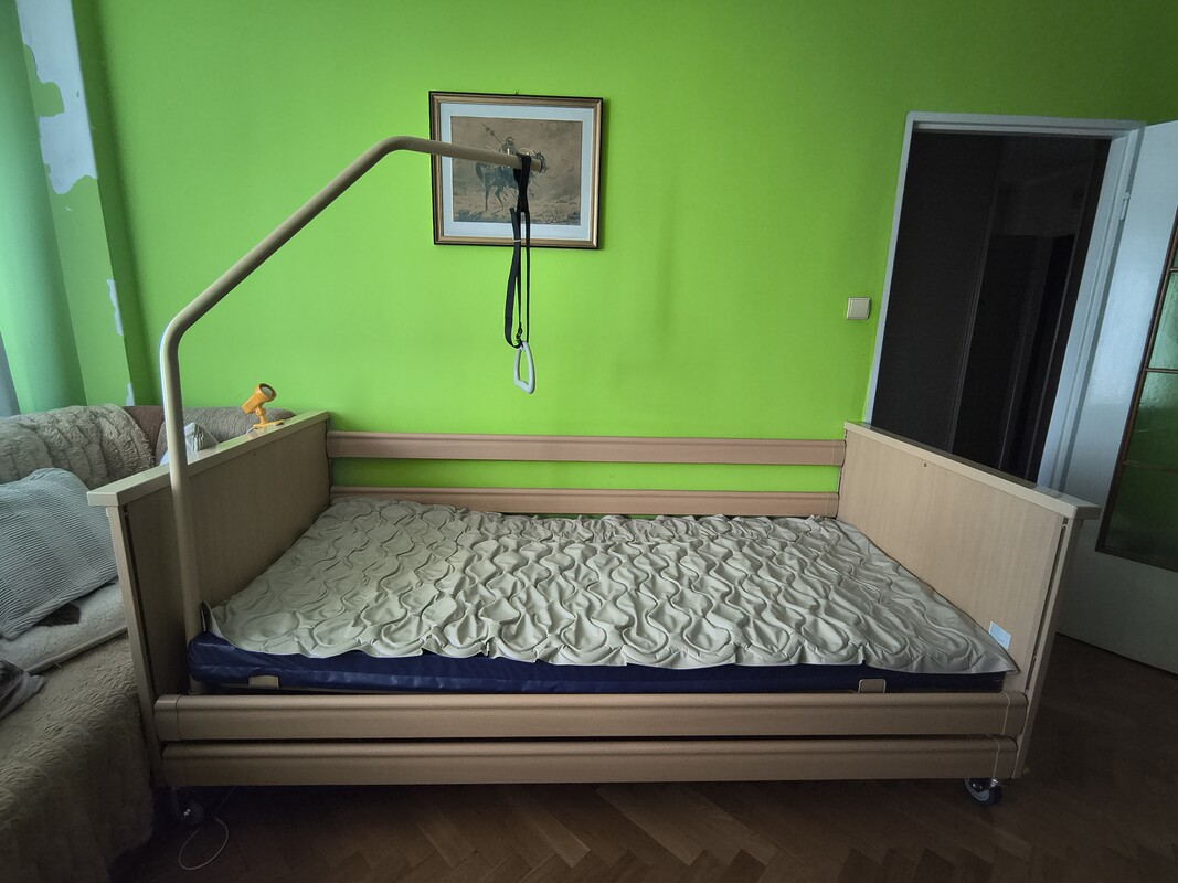 Elbląg Sprzedam łóżko rehabilitacyjne wraz z materacem. Łózko elektryczne, zakupione w styczniu tego roku, na gwarancji.
