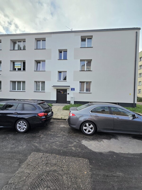Elbląg Przestronne dwupokojowe mieszkanie na pierwszym piętrze z balkonem i oddzielną kuchnią.