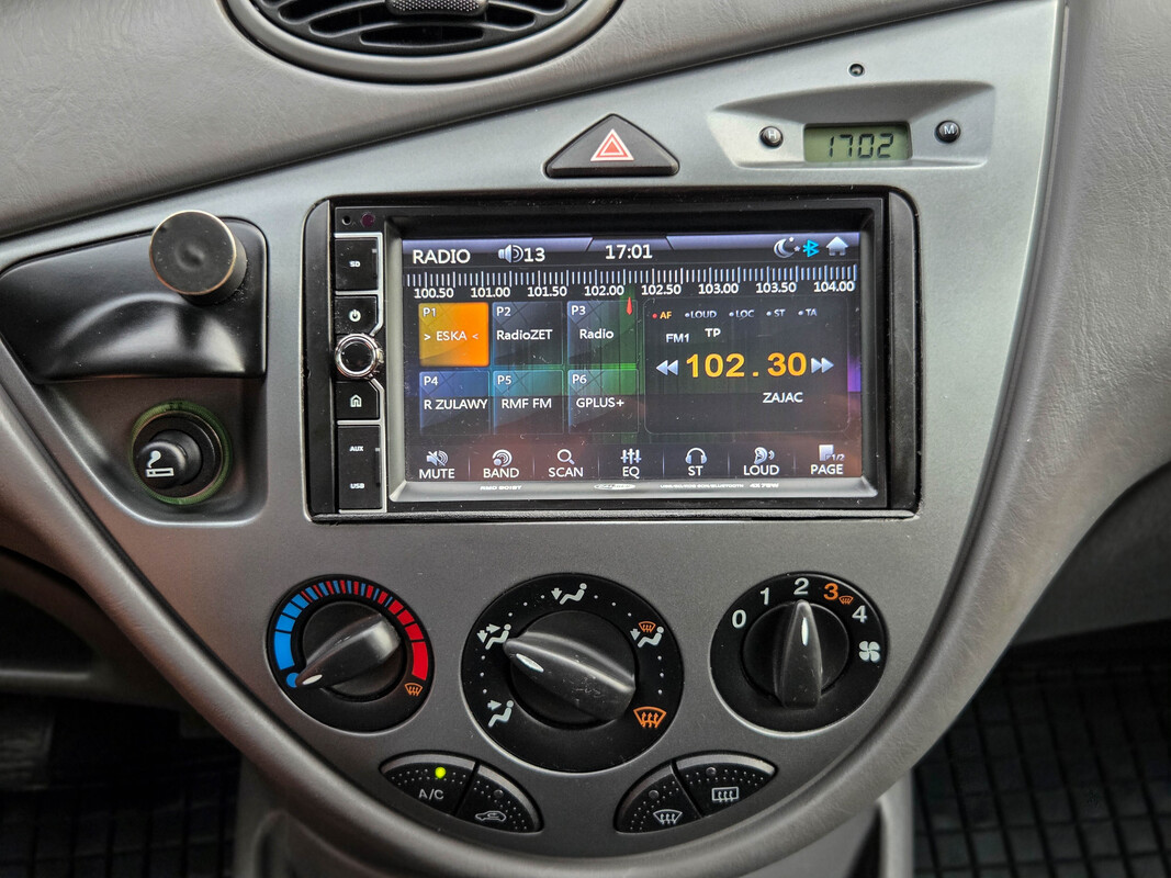 Elbląg Oferuję do sprzedaży auto Ford Focus z 2002 roku – klasyczny sedan z niezawodnym silnikiem benzynowym 1.8