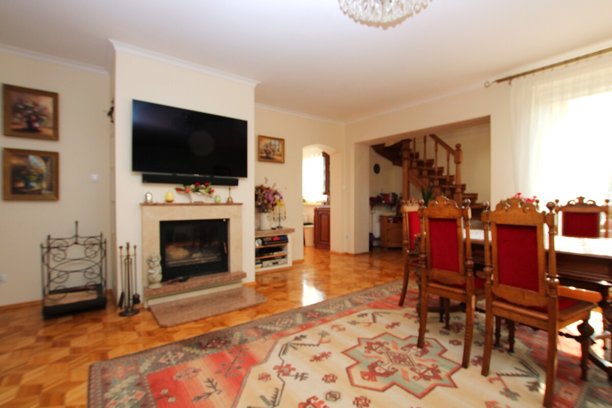 Elbląg NIERUCHOMOŚCI ANNA KRASZEWSKA Inwestycja w komfort i jakość: solidny wolnostojący dom z dużym garażem