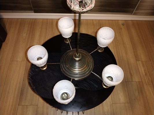 Elbląg klasyczny, wieloramienny żyrandol z metalową (mosiężno-brązową) konstrukcją i mlecznymi kloszami ze szkła. Taki