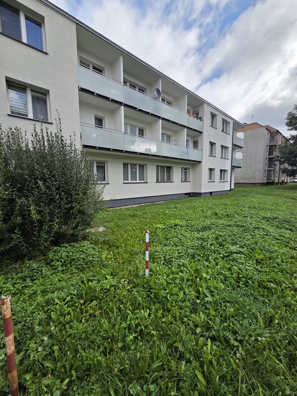 Elbląg Przestronne dwupokojowe mieszkanie na pierwszym piętrze z balkonem i oddzielną kuchnią.