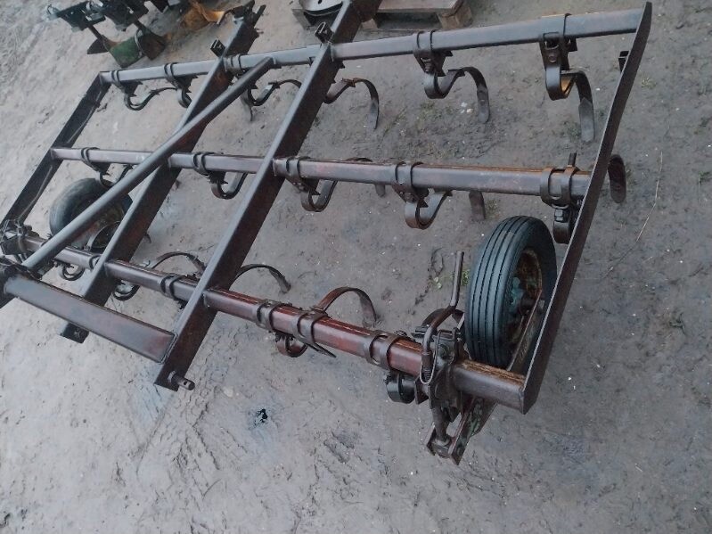 Elbląg Sprzedam:
1) talerzówka Kverneland 380 szer. , robocza, cena 2600 zł;
2) wał daszkowy szer 3m, średnica 60cm,