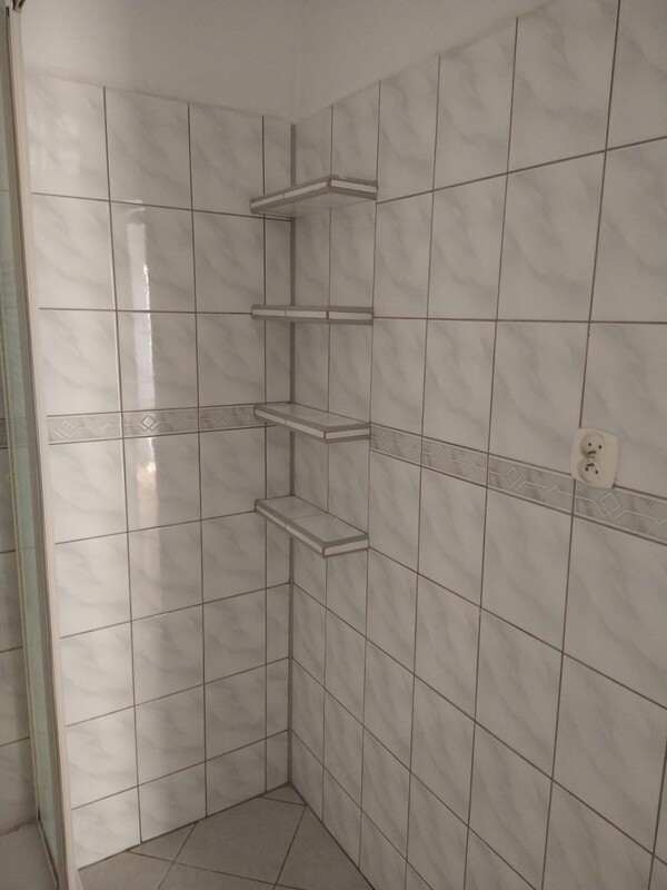 Elbląg 3 pokoje pełne światła z jasnym salonem i balkonem – idealne na wspólny czas i spotkania. To mieszkanie