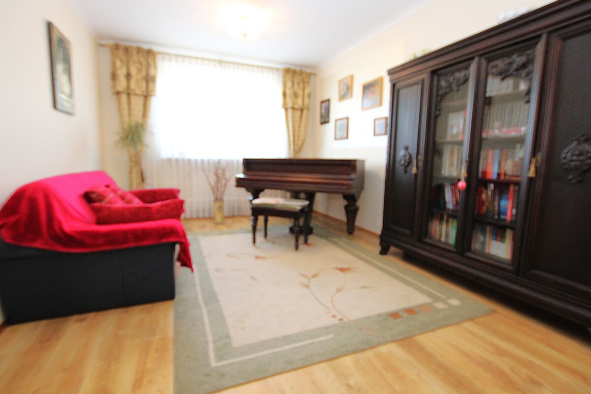 Elbląg NIERUCHOMOŚCI ANNA KRASZEWSKA Inwestycja w komfort i jakość: solidny wolnostojący dom z dużym garażem