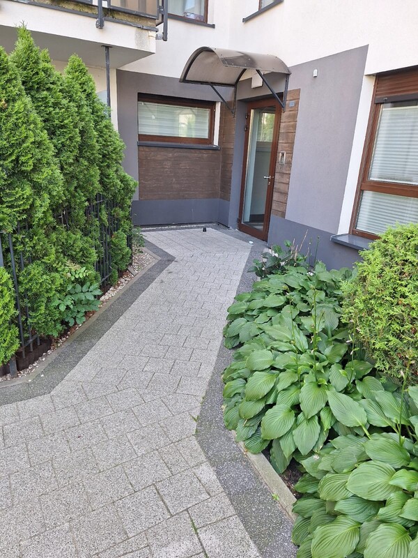 Elbląg Sprzedam mieszkanie 2 pokojowe w centrum Elbląga, dwa balkony, winda, teren ogrodzony, ogłoszenie prywatne.
