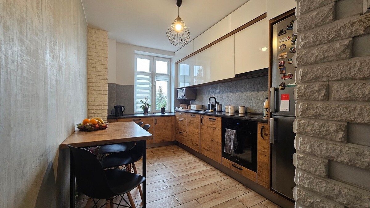 Elbląg BIURO NIERUCHOMOŚCISZULC& SZULCPowierzchnia mieszkania: 59 m2Garaż: 18 m2Ogródek: ok 100 m2Mieszkanie na