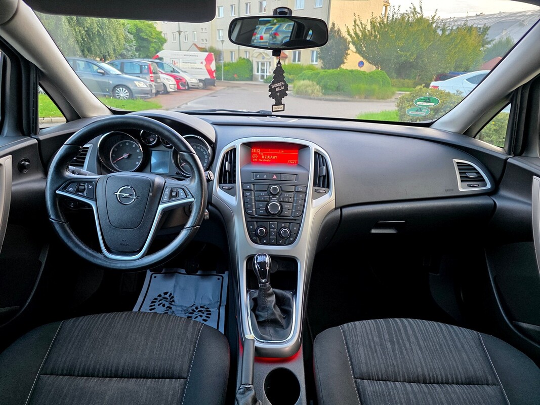 Elbląg Opel astra 1.4 benzynkaGrzana kierownica/fotele czujniki parkowania KlimatyzacjaZAREJESTROWANY2012