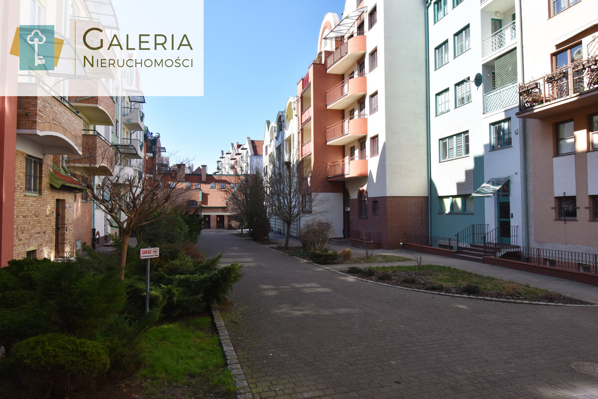 Elbląg GALERIA NIERUCHOMOŚCIZ pasji i miłości do nieruchomościNa sprzedaż: Trzypokojowe mieszkanie w sercu Starego