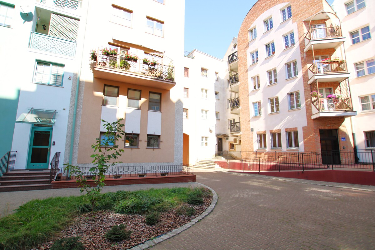 Elbląg NIERUCHOMOŚCI ANNA KRASZEWSKA Mieszkanie 3-pokojowe na Starym Mieście, ok.65 metrów ul. Stary