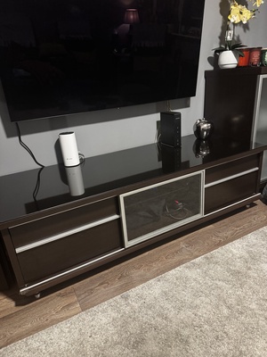 Elbląg Czarna komoda RTV ze szklanym blatem.
