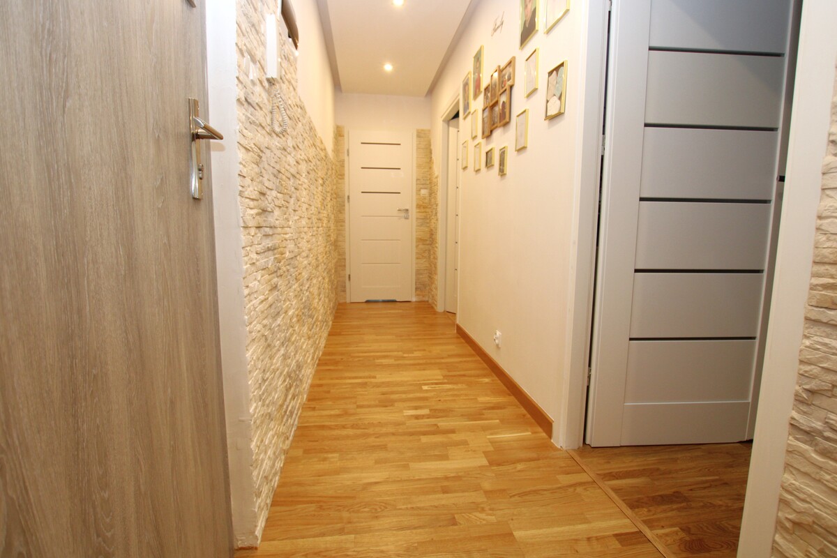 Elbląg NIERUCHOMOŚCI ANNA KRASZEWSKA Trzypokojowe mieszkanie po remoncie na parterze ul. Słoneczna