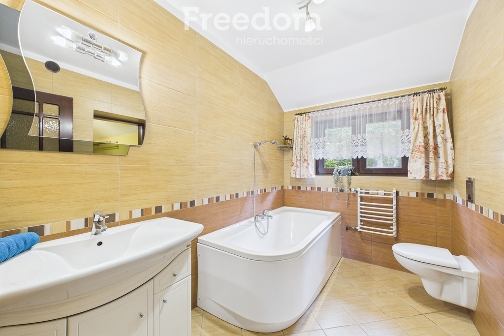 Elbląg FREEDOM NIERUCHOMOŚCISprzedam dom - Frombork, Elbląska. LokalizacjaDom usytuowany jest w cichej, spokojnej