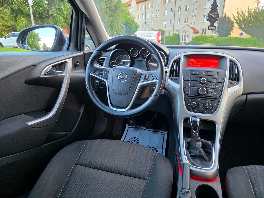 Elbląg Opel astra 1.4 benzynkaGrzana kierownica/fotele czujniki parkowania KlimatyzacjaZAREJESTROWANY2012