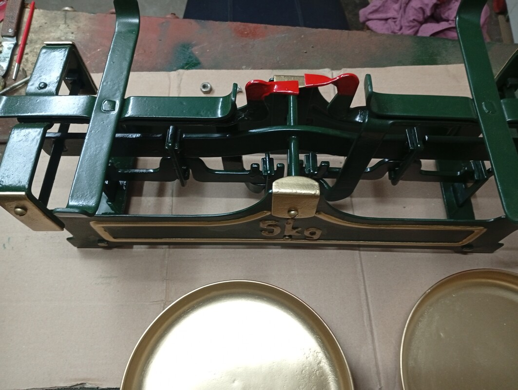 Elbląg sprzedam wagę szalkową po pełnej renowacji atrakcyjny wygląd kolor ciemna zieleń plus złocenia sprawna