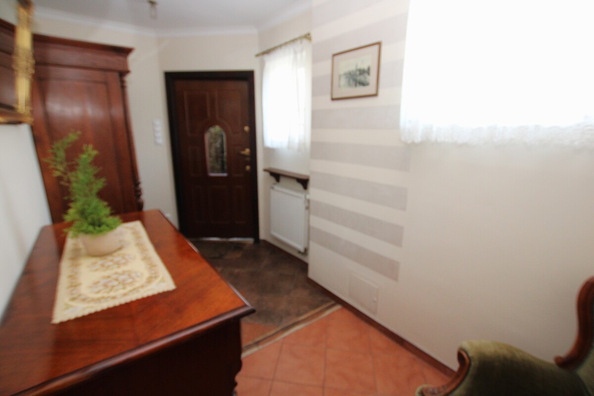 Elbląg NIERUCHOMOŚCI ANNA KRASZEWSKA Inwestycja w komfort i jakość: solidny wolnostojący dom z dużym garażem