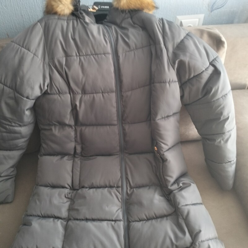 Elbląg Sprzedaję kurtkę przejściową rozmiar 44 kolor ciemno zielony dłuższa. z odpinanym kapturem, kieszenie