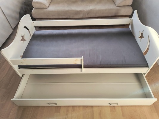 Elbląg Mam do oddania białe łóżeczko z szufladą i materacem. Mało używane. Wymiary 165 cm / 87 cm szer. Dla chętnych