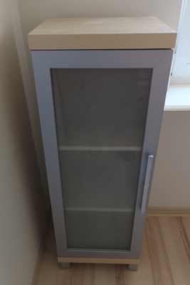 Elbląg Sprzedam meble - 2 szt. :
1) Szafka za szklanymi drzwiczkami- wymiary: wys.110cm, szer.40,gł.34;
2) Szafa