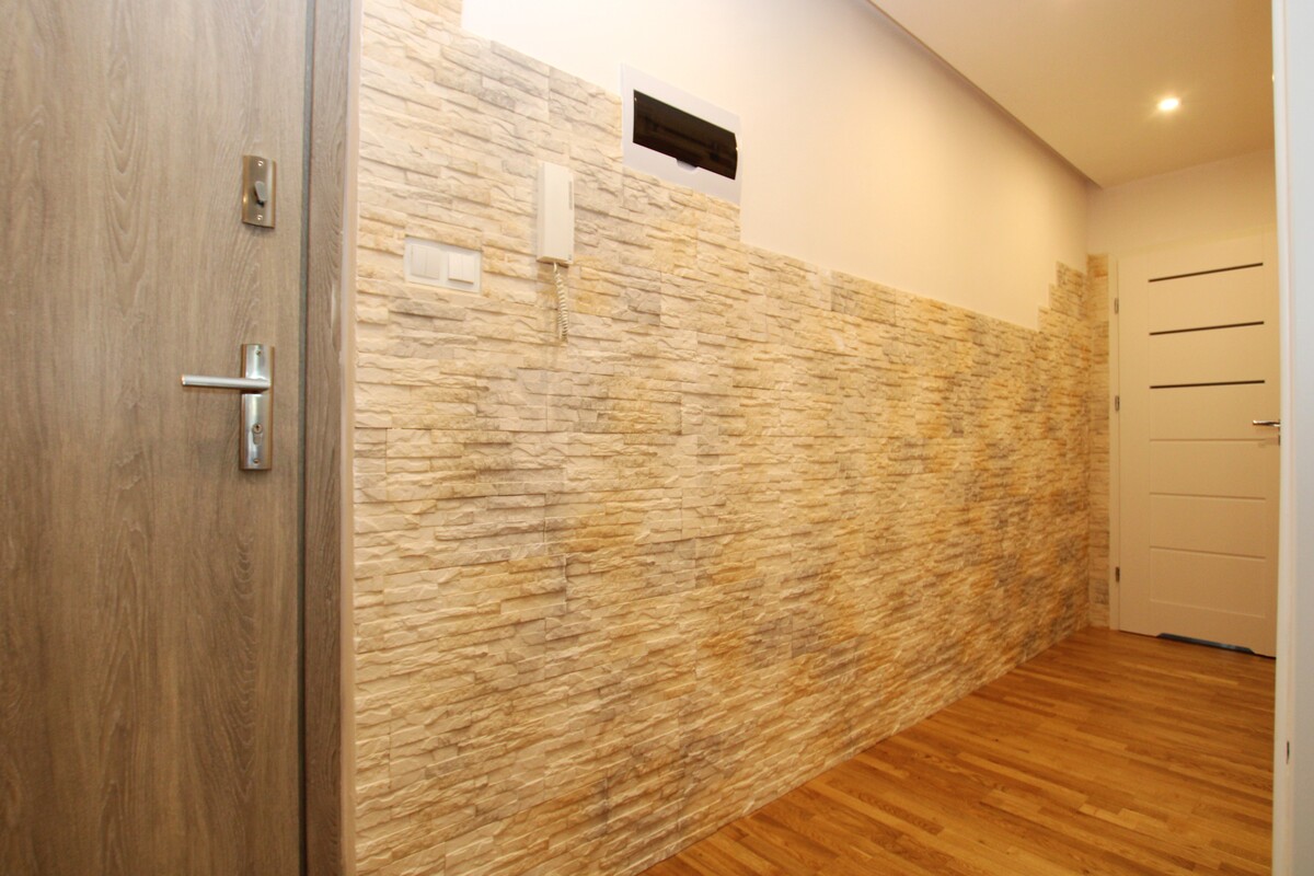 Elbląg NIERUCHOMOŚCI ANNA KRASZEWSKA Trzypokojowe mieszkanie po remoncie na parterze ul. Słoneczna