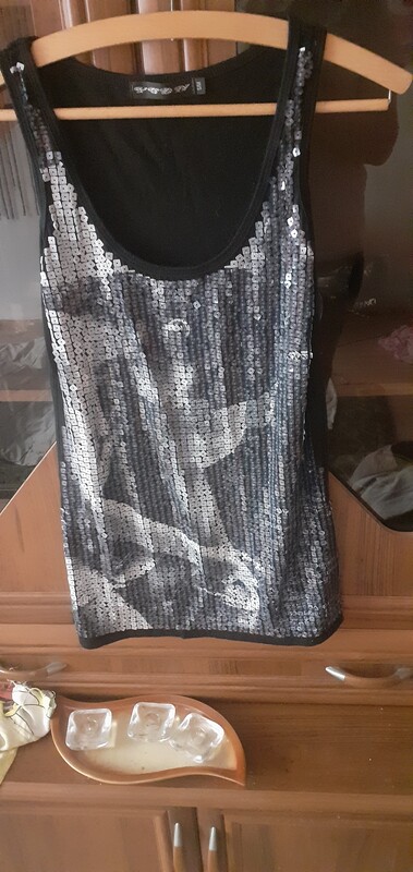 Elbląg Sprzedam odzież damską widoczna na zdjęciach za symboliczne 50zl. .. .. od rozmiaru S do L. .. .. .są sweterki,