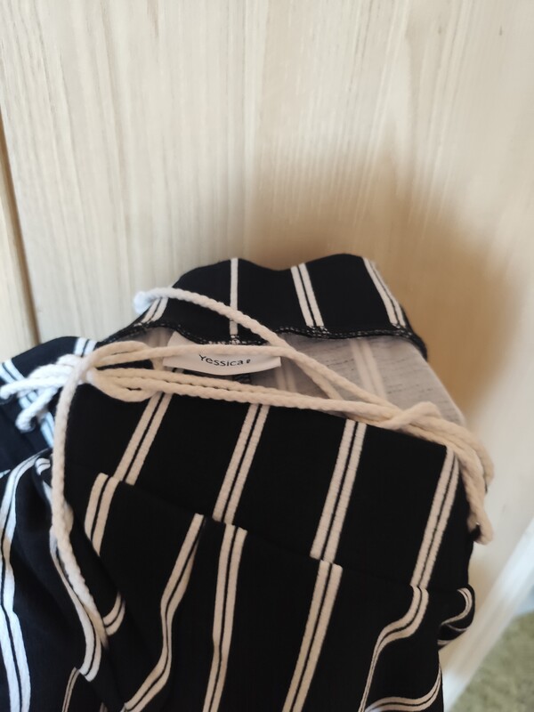 Elbląg Sprzedam buty nowe i używane Buty beżowe Lacoste rozmiar 39 cena 60 zł buty czerwone rozmiar 39 cena 60 zł buty